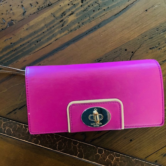 kate spade Handbags - Kate Spade wristlet.